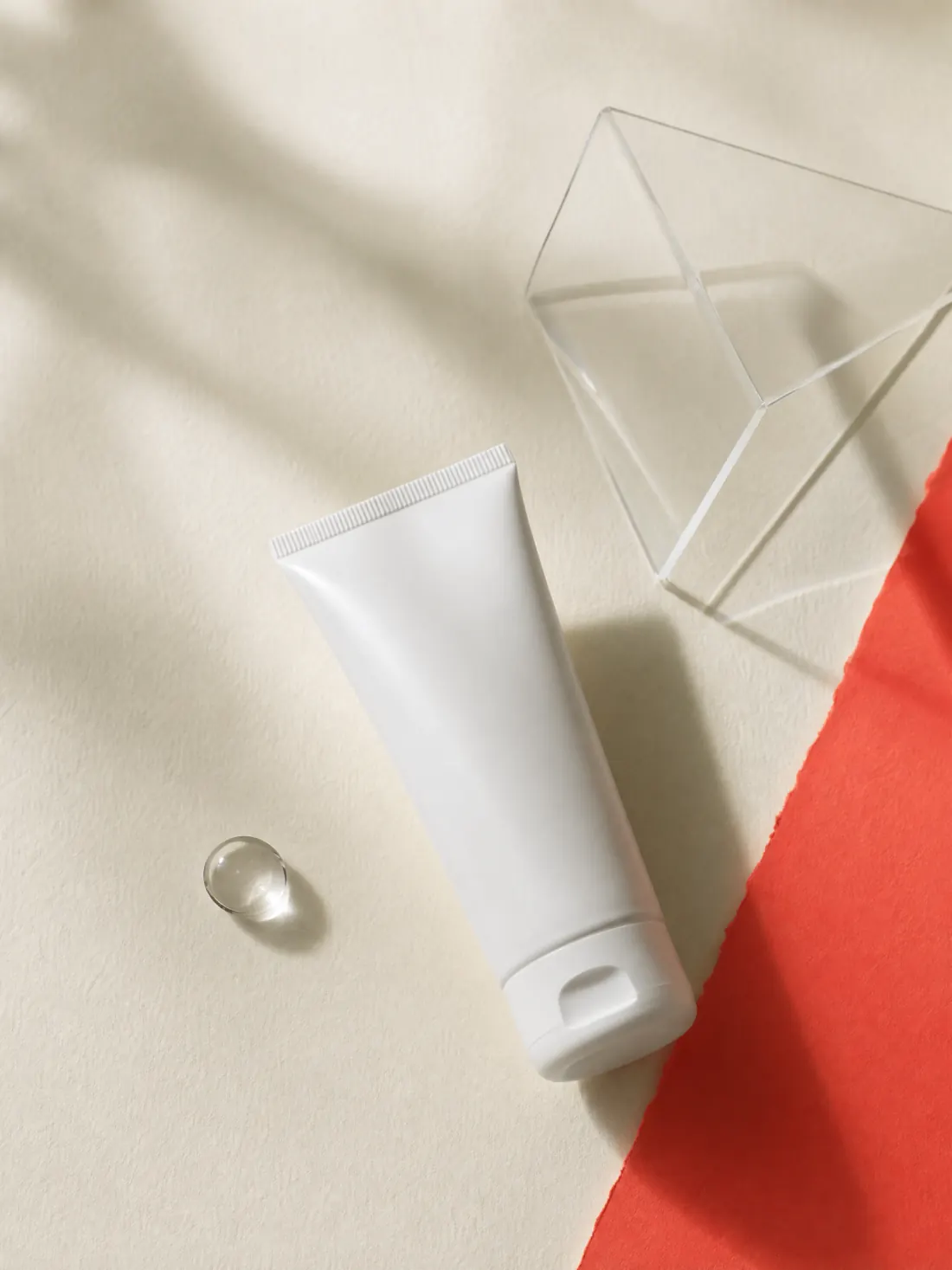 Minimalistische Sonnencreme auf warmem Papier